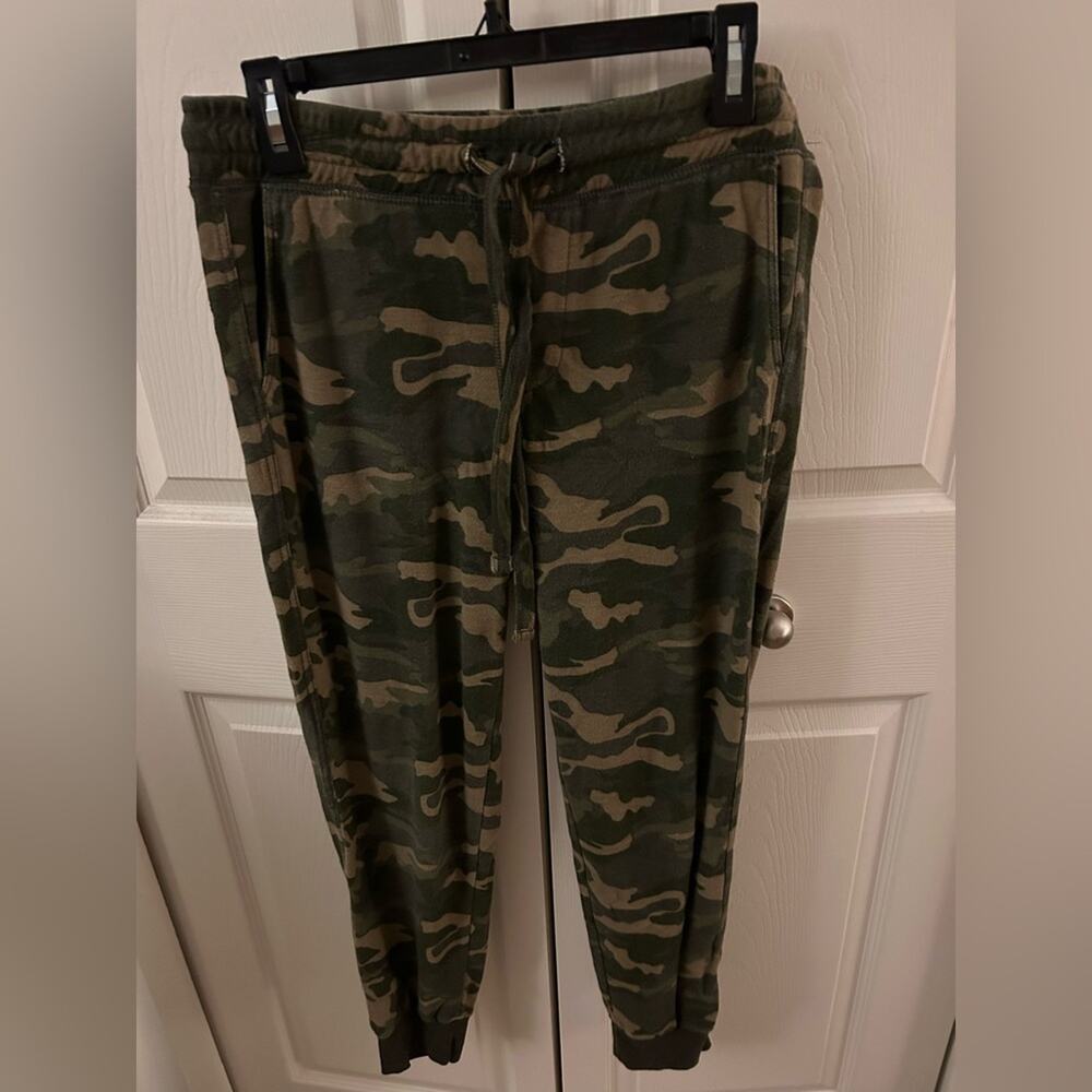 SO brand Kohls camouflage joggers. Size M.
